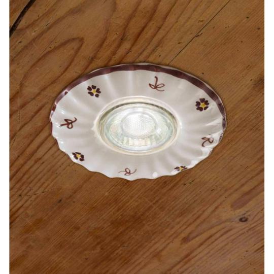 keramia spotlampa mediterran kezzel festett mintas furdoszoba szekreny konyha gerenda algerenda vilagitas lampa ferroluce lameridiana lampak nappali almennyezet lakberendezes gerenda paraszthaz rusztikus videki.jpg